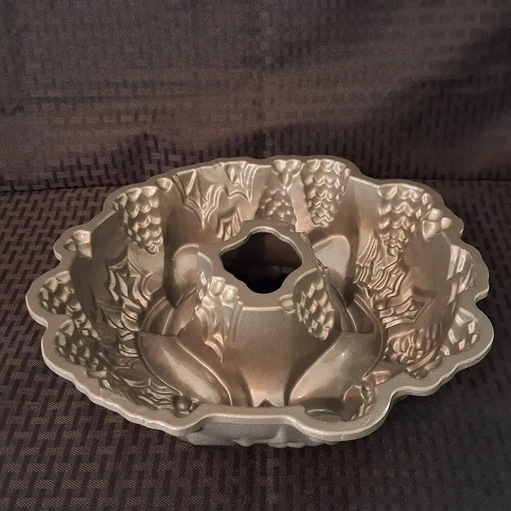 Nordic Ware Holiday Wreath Bundt Cake Pan Christmas 12